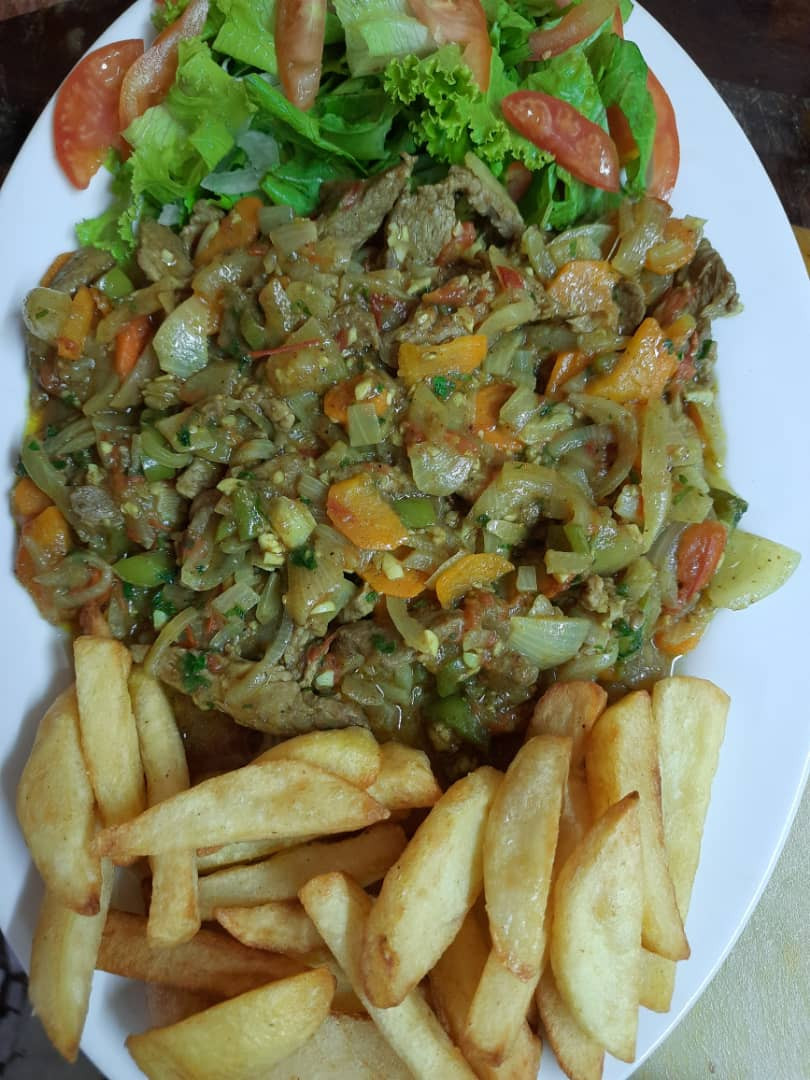 Filet de boeuf sauté frite salade