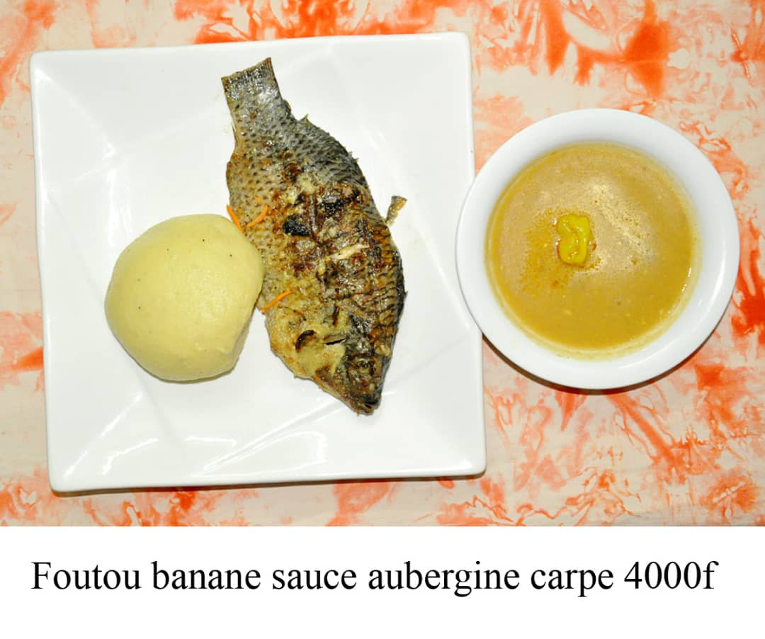 Foutou banane sauce aubergine avec carpe